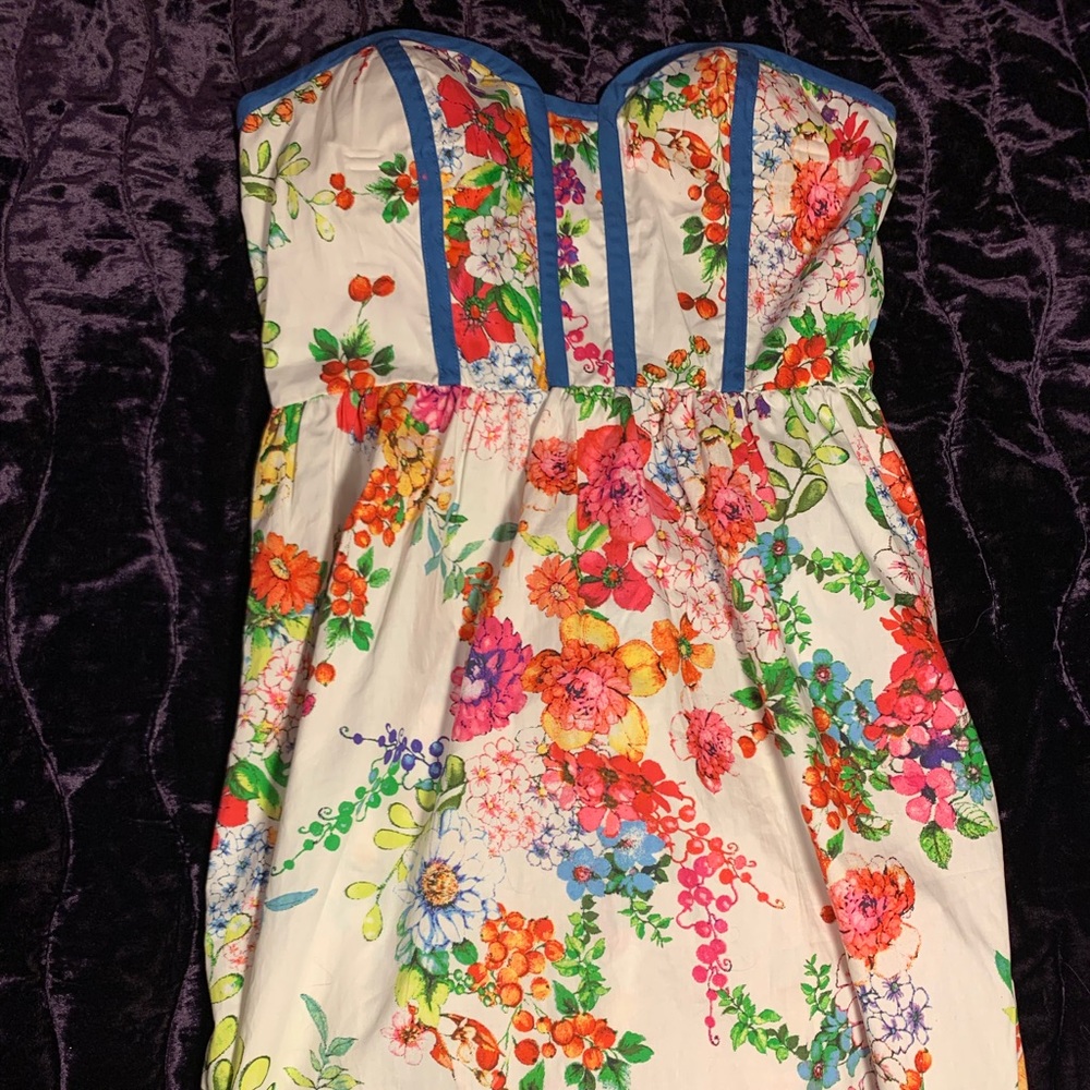 Beautiful white floral strapless dress!